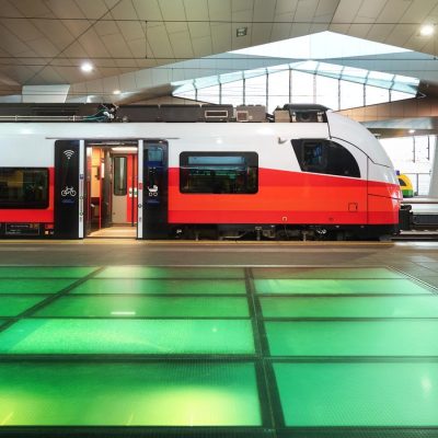 רכבת מהירה אדומה של חברת הרכבות האוסטרית ÖBB עוצרת ברציף תחנת הרכבת המרכזית של וינה